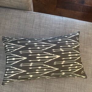 Handcrafted Silk Gray and White Ikat Pattern Throw Pillow